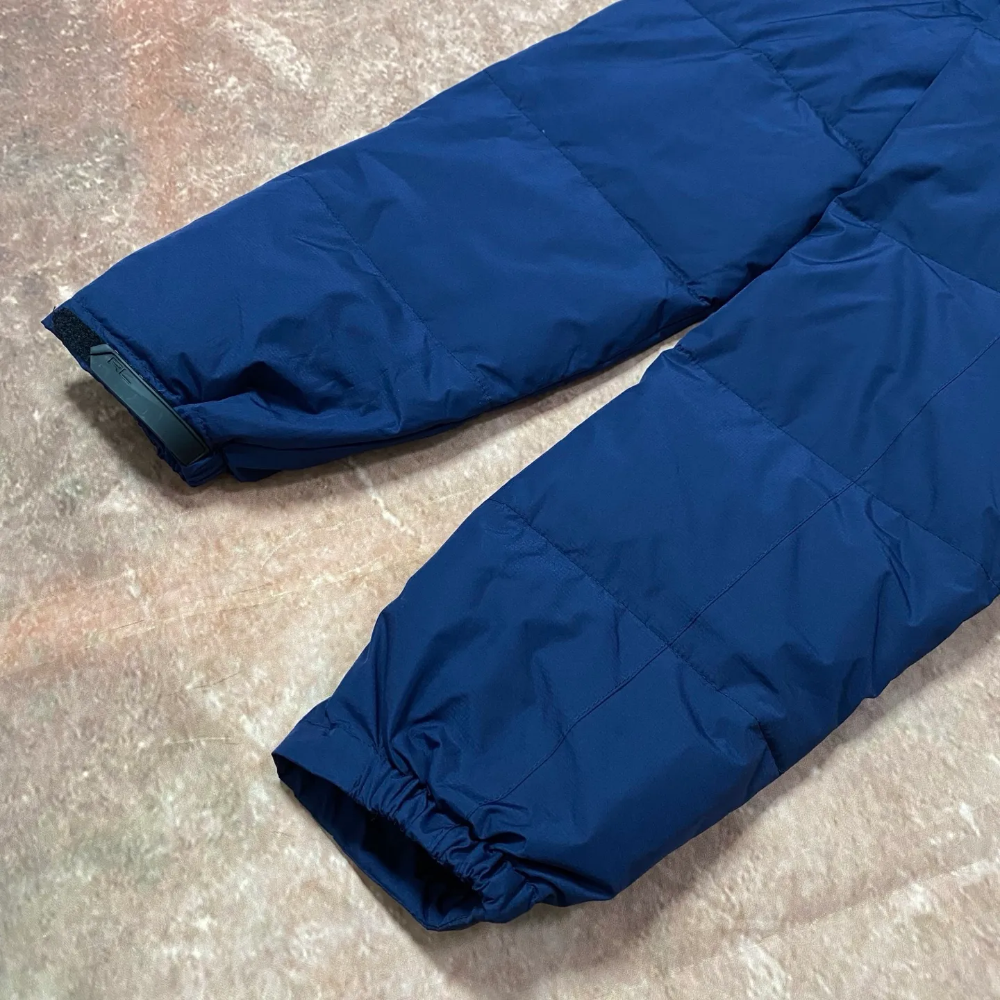 P740 The top version distinguishes currency from the official website for details, scan the QR code to enter the official website] 24SS Winter New Rah Lauren Winter Gorham Down Jacket with Detachable Hood Down Jacket is windproof and waterproof. The same top version as the official website - Color: Black, Navy Blue, Glossy Black - The top version distinguishes market currency - Purchase the original mold to create a full set of customized accessories, details determine success or failure. - ·Comes from the United States, and has a strong American flavor. ·The two brands under his name, by Rah Lauren and Rah Lauren, have created a sales field of high-quality fashion in the world, and continue to carry forward the designer's reputation and the brand's glorious image. - - Accessories: original tag, washed label + electroplated YK zipper logo, customized Laf Loren zipper - full set of accessories - the same style for both men and women, size m-xxl